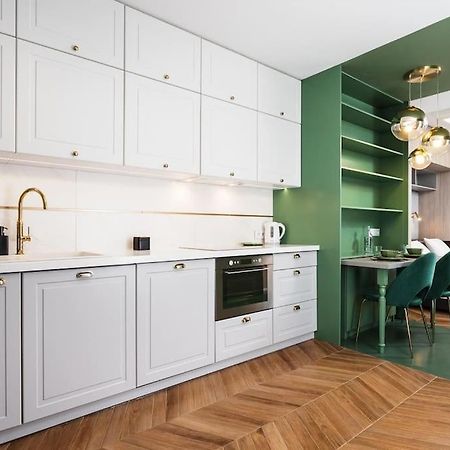 Verdant Oasis - Old Town Studio - By Upstairs Krakow Bagian luar foto