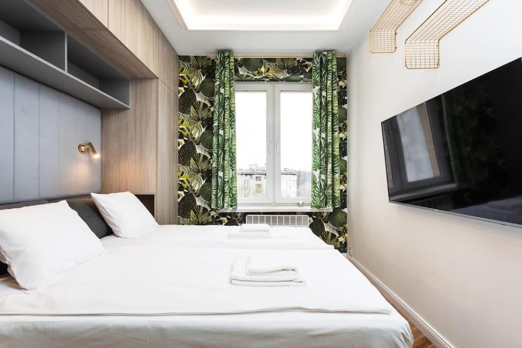 Verdant Oasis - Old Town Studio - By Upstairs Krakow Bagian luar foto