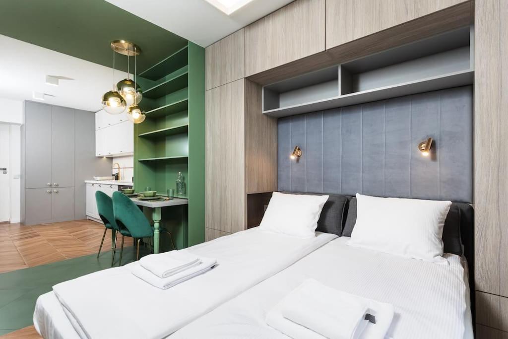 Verdant Oasis - Old Town Studio - By Upstairs Krakow Bagian luar foto