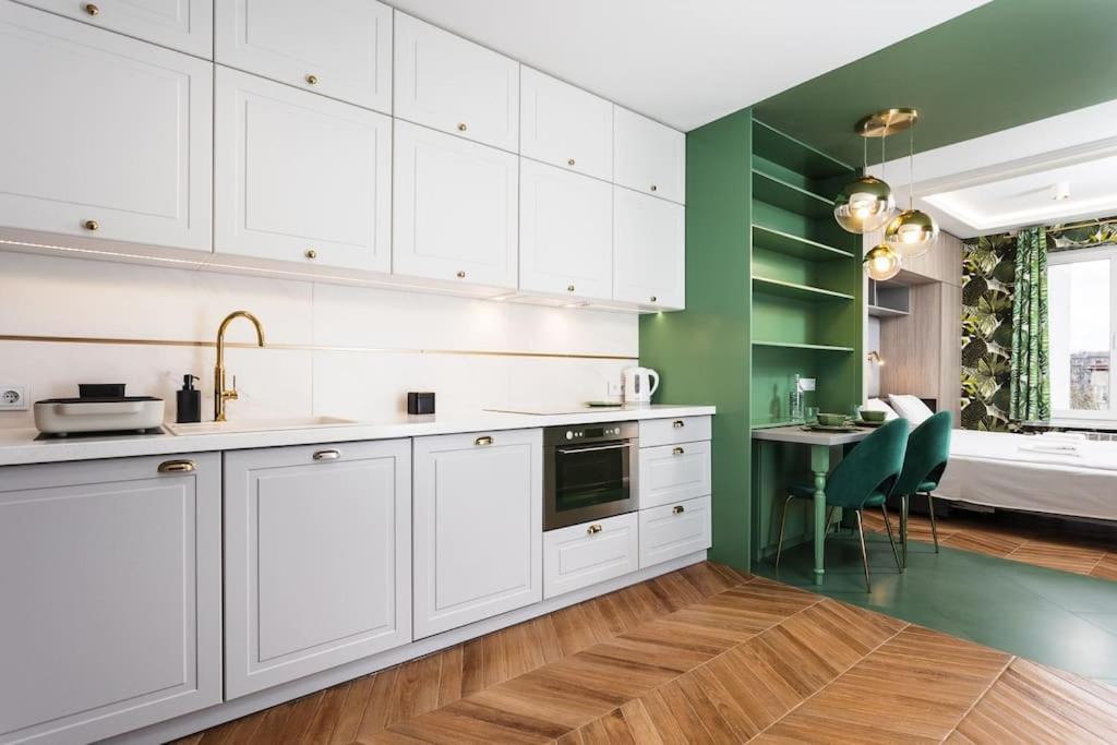 Verdant Oasis - Old Town Studio - By Upstairs Krakow Bagian luar foto