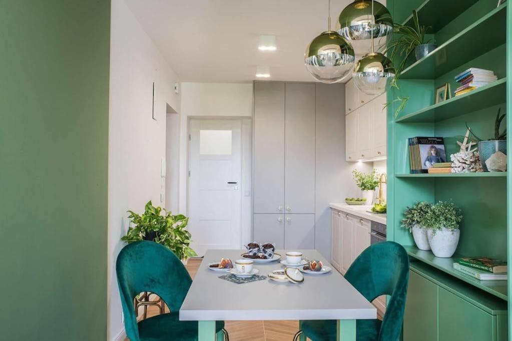 Verdant Oasis - Old Town Studio - By Upstairs Krakow Bagian luar foto