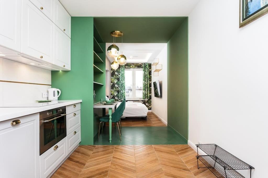 Verdant Oasis - Old Town Studio - By Upstairs Krakow Bagian luar foto
