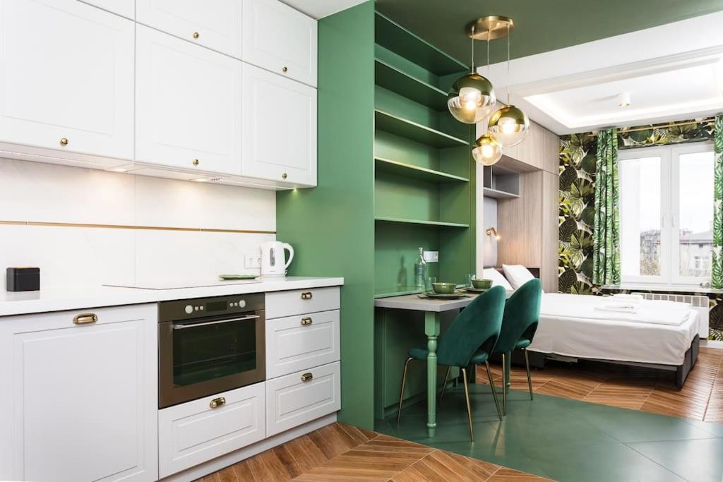 Verdant Oasis - Old Town Studio - By Upstairs Krakow Bagian luar foto