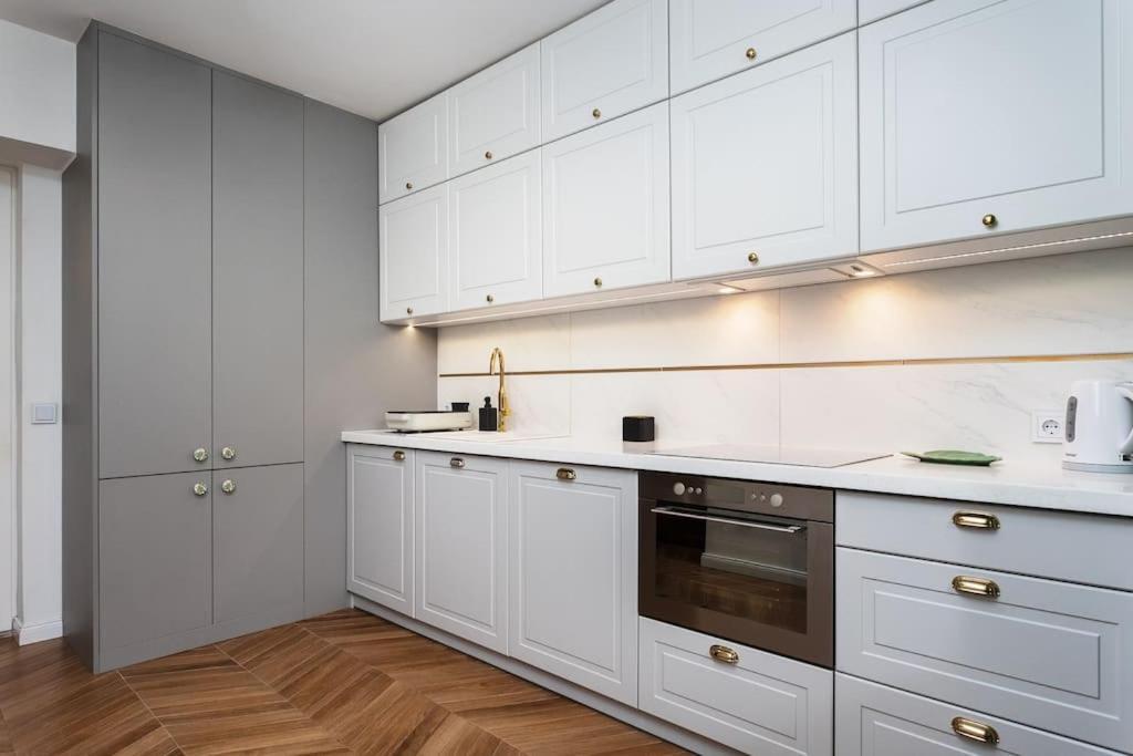 Verdant Oasis - Old Town Studio - By Upstairs Krakow Bagian luar foto