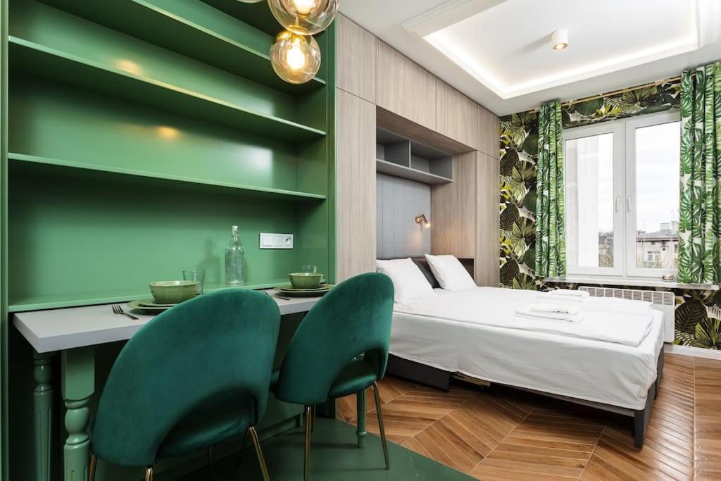 Verdant Oasis - Old Town Studio - By Upstairs Krakow Bagian luar foto